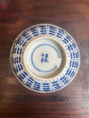 Een groep van zes stukken Chinees blauw-wit porselein, 18/19e eeuw — foto 6