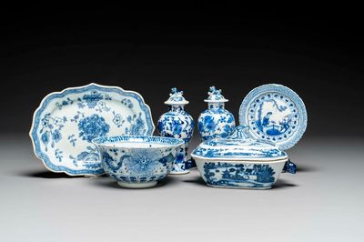 Een groep van zes stukken Chinees blauw-wit porselein, 18/19e eeuw