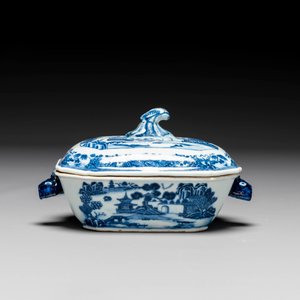 Een groep van zes stukken Chinees blauw-wit porselein, 18/19e eeuw — foto 12