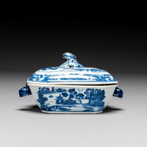 Een groep van zes stukken Chinees blauw-wit porselein, 18/19e eeuw — foto 13