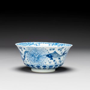 Een groep van zes stukken Chinees blauw-wit porselein, 18/19e eeuw — foto 9