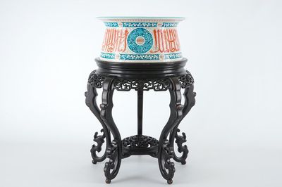 Een groot basin in Mamloek stijl op houten chinoiserie sokkel, Theodore Deck, Frankrijk, 19e eeuw