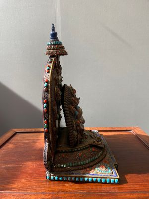 Een groot 'Bhairava' masker in deels filigraan zilver met inlegwerk van halfedelstenen, Tibet of Nepal, 19e eeuw — foto 4