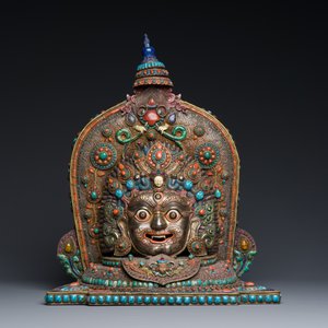 Een groot 'Bhairava' masker in deels filigraan zilver met inlegwerk van halfedelstenen, Tibet of Nepal, 19e eeuw — foto 2