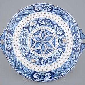 Een groot blauw-wit vergiet gedateerd 1757, Makkum, Friesland — foto 2