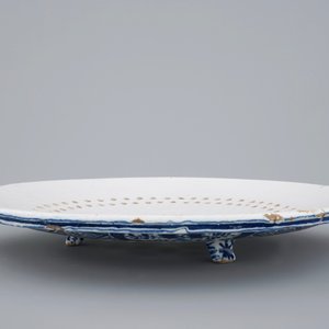 Een groot blauw-wit vergiet gedateerd 1757, Makkum, Friesland — foto 3