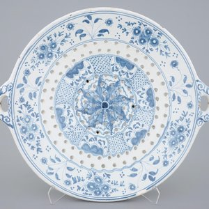 Een groot blauw-wit vergiet, Harlingen, Friesland, 18e eeuw — foto 1