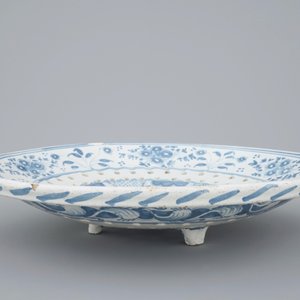 Een groot blauw-wit vergiet, Harlingen, Friesland, 18e eeuw — foto 3