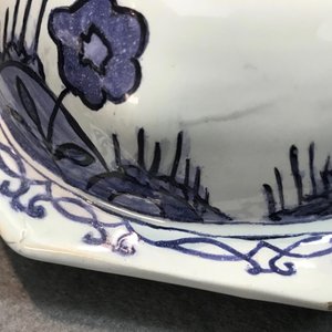 Een groot blauwwit Delfts driedelig kaststel met chinoiserie decor, 2e helft 17e eeuw — foto 10