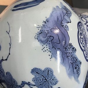 Een groot blauwwit Delfts driedelig kaststel met chinoiserie decor, 2e helft 17e eeuw — foto 12
