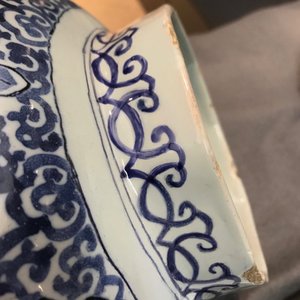 Een groot blauwwit Delfts driedelig kaststel met chinoiserie decor, 2e helft 17e eeuw — foto 18
