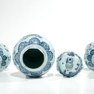 Een groot blauwwit Delfts driedelig kaststel met chinoiserie decor, 2e helft 17e eeuw — foto 5