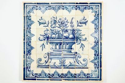 Een groot blauwwit Portugees tegeltableau met een bloemvaas, wellicht Lissabon, 17/18e eeuw