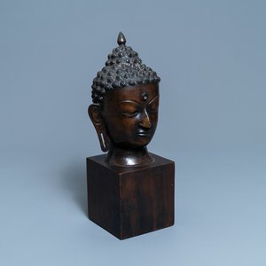 Een groot bronzen hoofd van een Boeddha, Thailand, 18/19e eeuw — foto 1