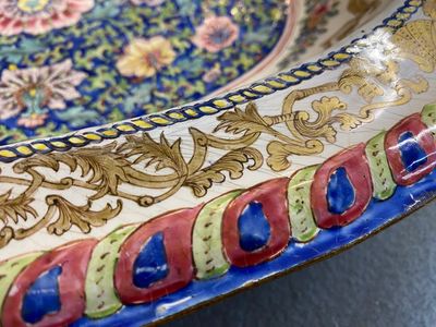 Een groot Chinees bassin in Canton email met guirlandes met mannenhoofden, Qianlong — foto 11
