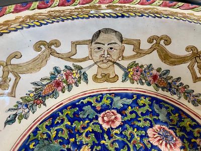 Een groot Chinees bassin in Canton email met guirlandes met mannenhoofden, Qianlong — foto 14