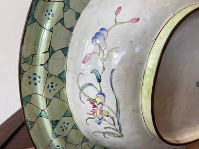 Een groot Chinees bassin in Canton email met guirlandes met mannenhoofden, Qianlong — foto 5