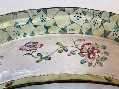 Een groot Chinees bassin in Canton email met guirlandes met mannenhoofden, Qianlong — foto 7