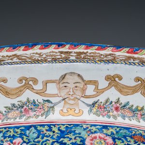 Een groot Chinees bassin in Canton email met guirlandes met mannenhoofden, Qianlong — foto 5