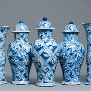 Een groot Chinees blauw-wit vijfdelig kaststel, Kangxi — foto 1