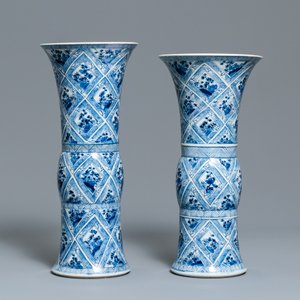 Een groot Chinees blauw-wit vijfdelig kaststel, Kangxi — foto 11
