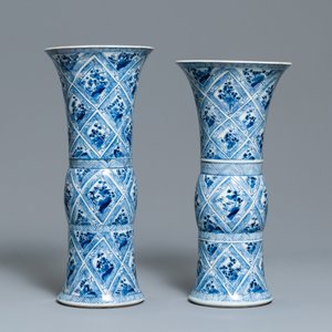 Een groot Chinees blauw-wit vijfdelig kaststel, Kangxi — foto 12