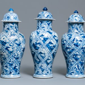 Een groot Chinees blauw-wit vijfdelig kaststel, Kangxi — foto 4