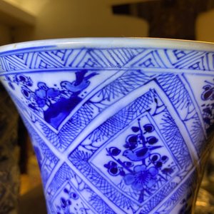 Een groot Chinees blauw-wit vijfdelig kaststel, Kangxi — foto 51