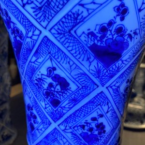 Een groot Chinees blauw-wit vijfdelig kaststel, Kangxi — foto 57