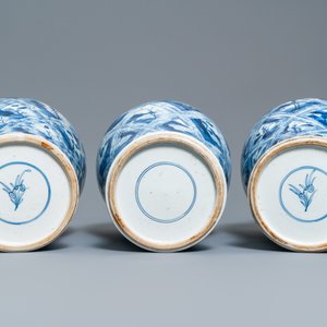 Een groot Chinees blauw-wit vijfdelig kaststel, Kangxi — foto 7