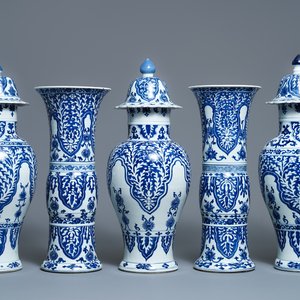 Een groot Chinees blauw-wit vijfdelig kaststel met floraal decor, Kangxi — foto 1