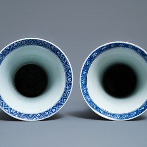 Een groot Chinees blauw-wit vijfdelig kaststel met floraal decor, Kangxi — foto 5
