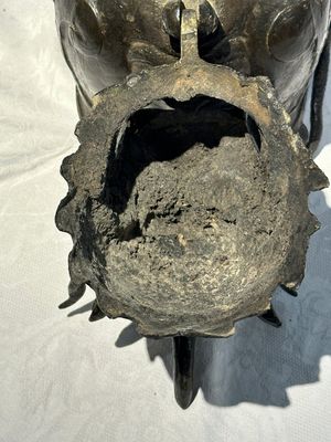 Een groot Chinees bronzen wierookvat en deksel in de vorm van een luduan, Ming — foto 15