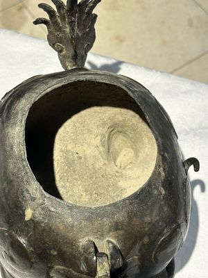 Een groot Chinees bronzen wierookvat en deksel in de vorm van een luduan, Ming — foto 16