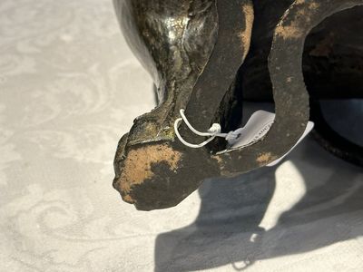 Een groot Chinees bronzen wierookvat en deksel in de vorm van een luduan, Ming — foto 19