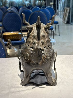 Een groot Chinees bronzen wierookvat en deksel in de vorm van een luduan, Ming — foto 3