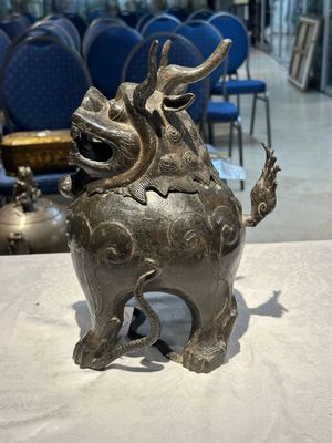 Een groot Chinees bronzen wierookvat en deksel in de vorm van een luduan, Ming — foto 4