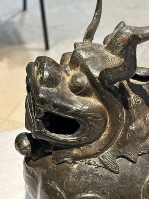 Een groot Chinees bronzen wierookvat en deksel in de vorm van een luduan, Ming — foto 5