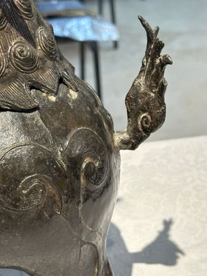 Een groot Chinees bronzen wierookvat en deksel in de vorm van een luduan, Ming — foto 8