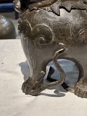 Een groot Chinees bronzen wierookvat en deksel in de vorm van een luduan, Ming — foto 10