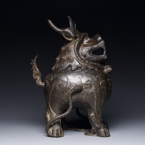 Een groot Chinees bronzen wierookvat en deksel in de vorm van een luduan, Ming — foto 5