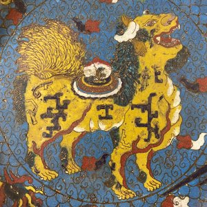 Een groot Chinees cloisonné bassin met een kylin, feniksen en draken, Republiek — foto 5