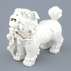 Een groot Chinees Dehua blanc de Chine model van een tempelleeuw, Kangxi — foto 1