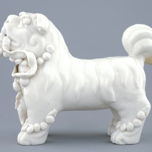 Een groot Chinees Dehua blanc de Chine model van een tempelleeuw, Kangxi — foto 2
