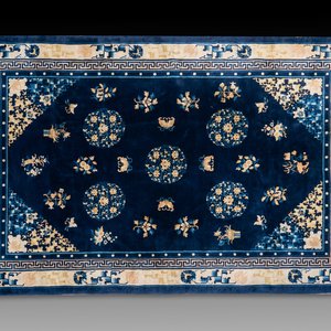 Een groot Chinees donkerblauw tapijt met bloemen en vlinders, 19/20e eeuw — foto 1