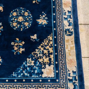 Een groot Chinees donkerblauw tapijt met bloemen en vlinders, 19/20e eeuw — foto 2