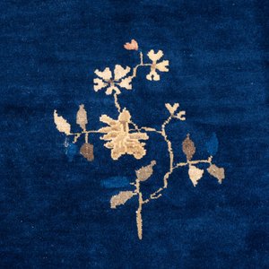 Een groot Chinees donkerblauw tapijt met floraal decor, 19/20e eeuw — foto 3