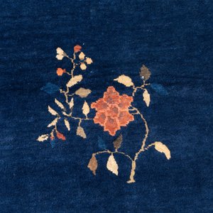 Een groot Chinees donkerblauw tapijt met floraal decor, 19/20e eeuw — foto 5