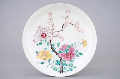 Een groot Chinees famille rose bord met verfijnd decor, Yongzheng, 1723-1735