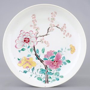 Een groot Chinees famille rose bord met verfijnd decor, Yongzheng, 1723-1735 — foto 1